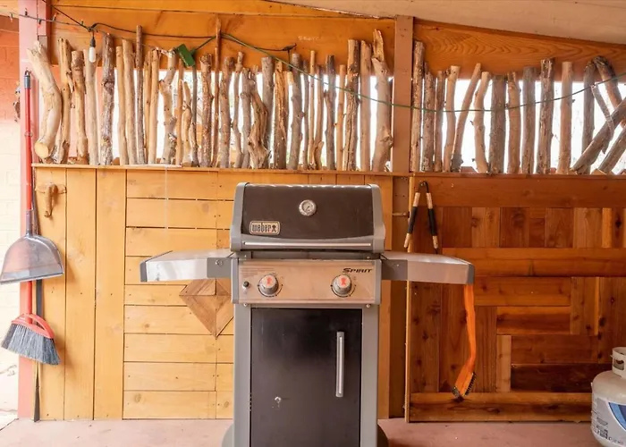 Creekside Retreat | Oak Creek Hot Tub Escape *